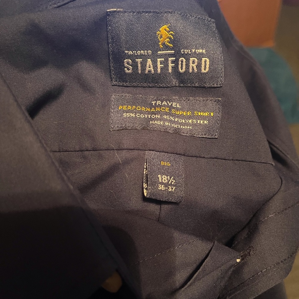 Button down - Picture 3 of 3